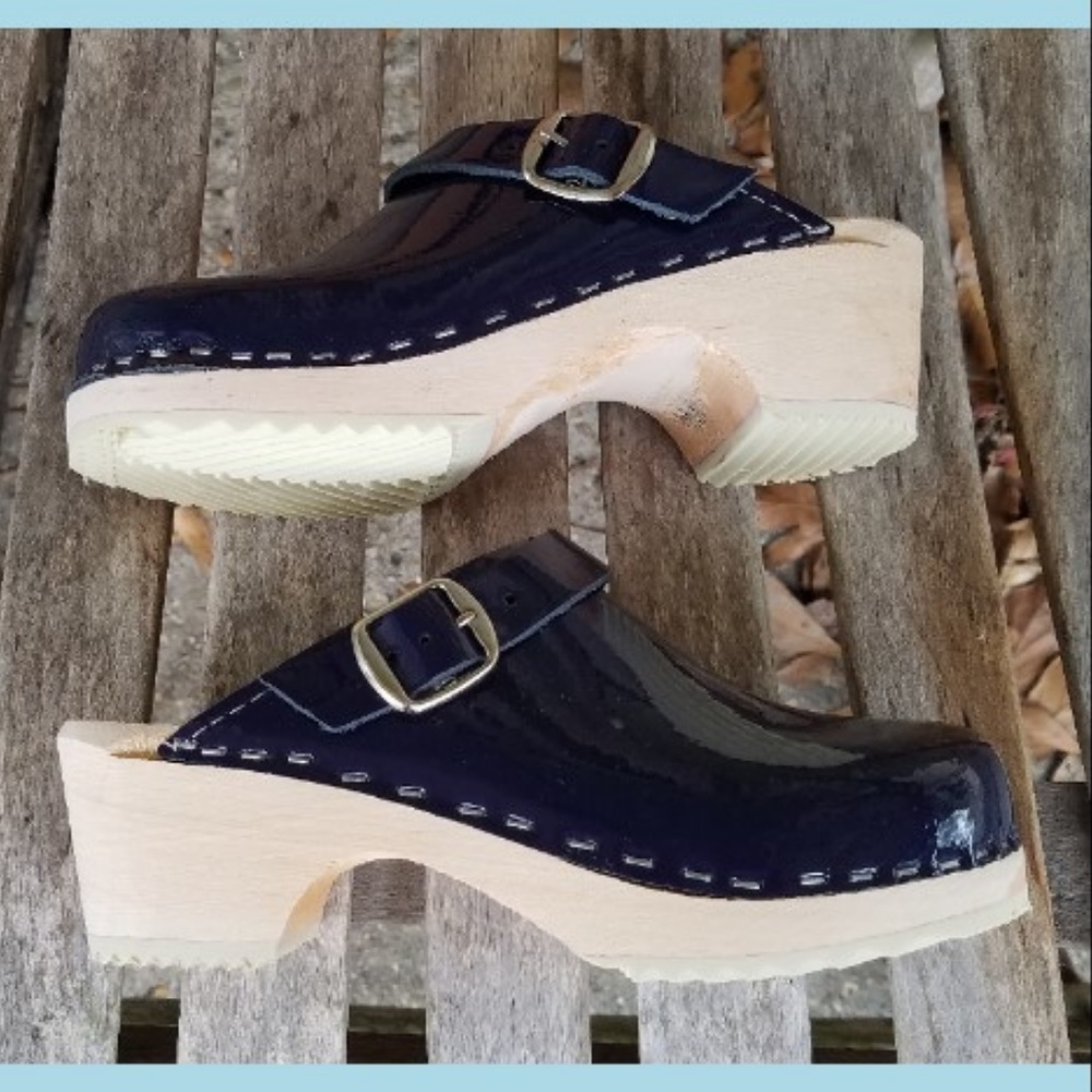 NIB TORPATOFFELN Kids Navy Blue Patent Clogs - Picture 2 of 5